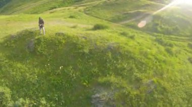 Yeşil alanda ve nehirde uçan dron yarışı.