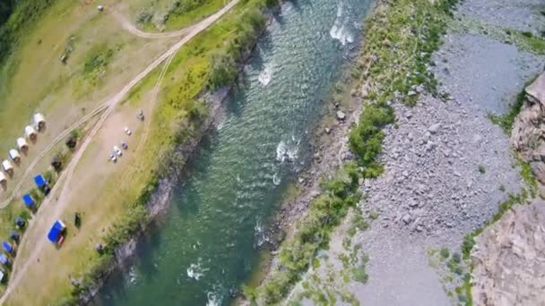 岩の間のアルタイの岩の川をFPVドローンが飛びます — ストック動画