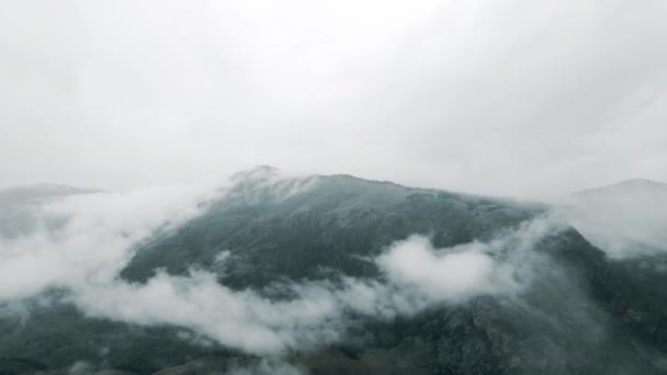 Zburând în nori până la munte în timpul ploii ușoare — Videoclip de stoc