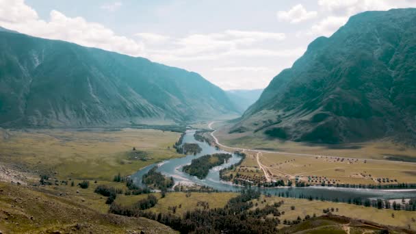 Piękny widok na góry i rzekę. Nizina z domami. Altai, lato. Nagrania dronów — Wideo stockowe