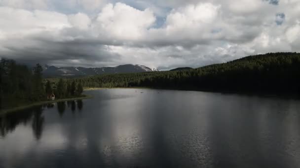 在湖上划船,山景迷人极了.空中录像 — 图库视频影像