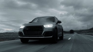 ALTAI, RUSSIA - 29 HAZİRAN 2021: Audi Q5 otoyolda siyah beyaz ilerliyor