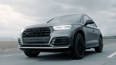 ALTAI, RUSSIA - 29 HAZİRAN 2021: Audi Q5 otoyolda siyah beyaz ilerliyor