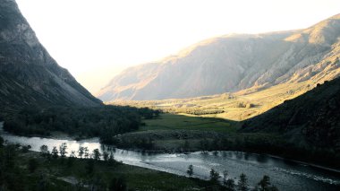 Dağların güzel bir manzarası, gölgede bir parça, ışıkta bir parça. Altai.