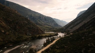 Sakin ve huzurlu dağ manzarası. İnsansız hava aracı görüntüleri.