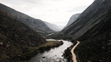 Sakin ve huzurlu dağ manzarası. İnsansız hava aracı görüntüleri.