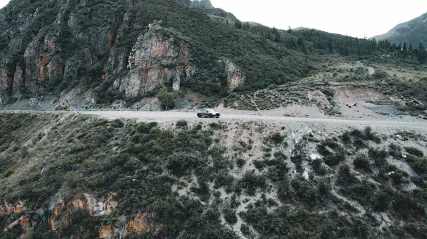 ALTAI, RUSSIA - 29 Haziran 2021: Audi Q5 insansız hava aracı bir uçurumun arka planına doğru geri uçuyor. Altai. — Stok fotoğraf