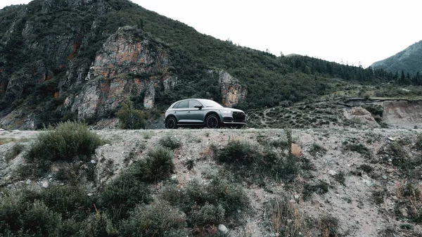 ALTAI, RUSSIA - 29 JUNE 2021: Дрони Audi Q5, що відлітають зі скелі на тлі скелі. Алтай — стокове фото