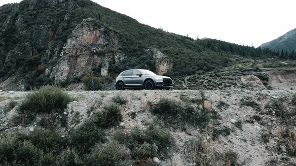 ALTAI, RÚSSIA 29 DE JUNHO DE 2021: Audi Q5 drone voando de volta de um penhasco filmagem contra o pano de fundo de um penhasco. Altai... — Fotografia de Stock