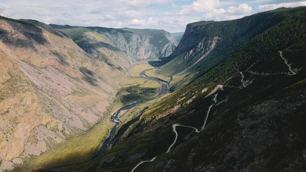 谷を流れるチュリシュマン川とカトゥ・ヤリク山の峠。アルタイ共和国,ロシア — ストック写真