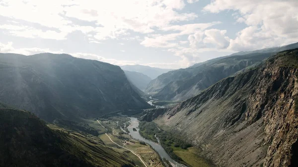 谷を流れるチュリシュマン川とカトゥ・ヤリク山の峠。アルタイ共和国,ロシア — ストック写真