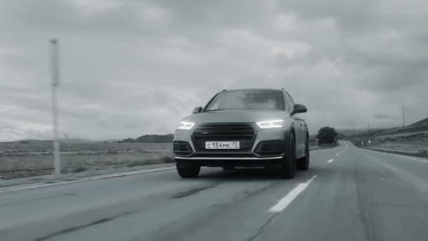 ALTAI, RUSSIA - 29 JUNI 2021: Audi Q5 rijdt langs de snelweg zwart-wit — Stockvideo