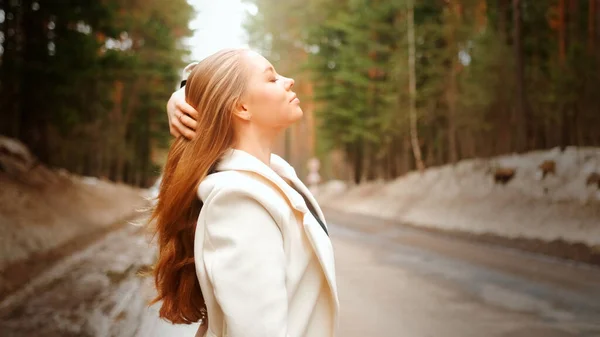 Otoño retrato de feliz hermosa y hermosa mujer joven caucásica en el bosque con el pelo dorado —  Fotos de Stock