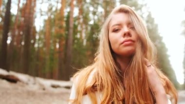 Ormanda altın saçlı, güzel ve güzel beyaz bir kadının sonbahar portresi.