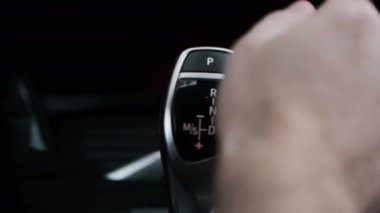 Adam tek eliyle vites değiştiriyor.