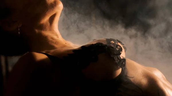 Sexy female body, lay smoke on the cubes of the girls abs. Hard light. Black background. Slowmo — Stock Photo, Image