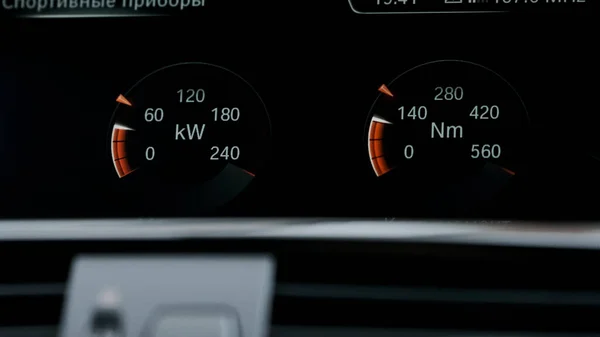 Takometresi olan cihaz paneli, aydınlatılmış araç panelinin görüntüsünü kapat. Kırmızı ok hareket ediyor — Stok fotoğraf