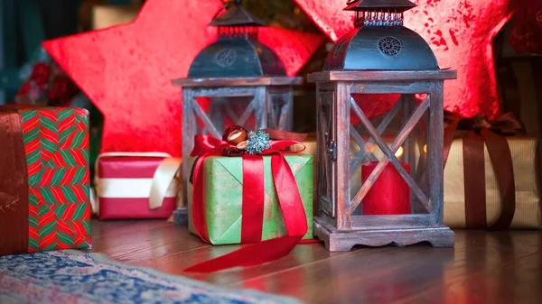 Des boîtes de Noël par terre. Bougeoir. Nouvel An — Photo