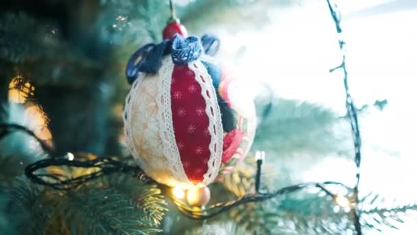 Jouets de Noël sur l'arbre, cônes, baies. Décorations — Video