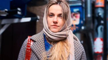 Türbanlı genç bir Slav kızın portresi. Arka planda Japonca karakterler