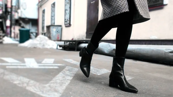 Zamknij buty nogi businesswoman chodzenia we współczesnym mieście pośpiechu czas. Koncepcja biznesu. Hieroglif azjatycki na chodniku — Zdjęcie stockowe