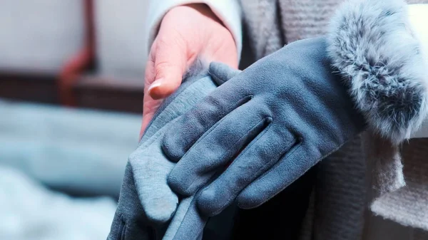 The girl puts on gray gloves. Close-up — Fotografia de Stock