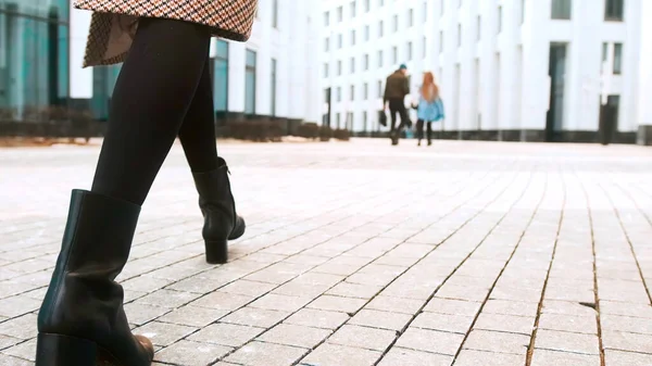 Zavřete boty nohy podnikatelky procházky v moderním městě spěch čas. Obchodní koncept. Asijský hieroglyf na chodníku — Stock fotografie