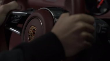 PETERSBURG, Rusya - 12 ARALIK 2020 Gümüş Porsche 718 Boxter. Direksiyonda Porsche vites pedalları
