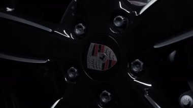 PETERSBURG, RUSSIA - 12 ARALIK 2020: Gümüş Porsche 718 Boxter geceleri açık havada duruyor, kar yağıyor. tekerlekler yakın plan