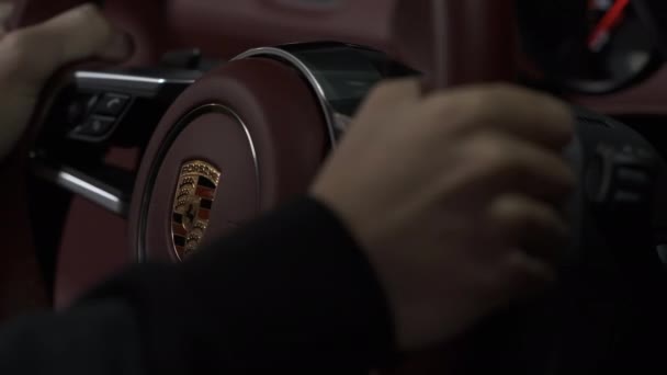 ST. PETERSBURG, RUSSIA - 12 DECEMBER 2020: Silver Porsche 718 Boxter. 핸들에 달린 포르쉐 기어 변속 패드 — 비디오