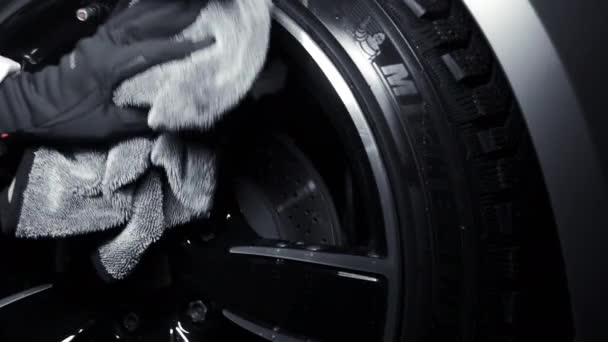 ST. PETERSBURG, Ryssland - 12 DECEMBER 2020: Silver Porsche 718 Boxter. En hand i svarta handskar gnuggar ett hjul — Stockvideo