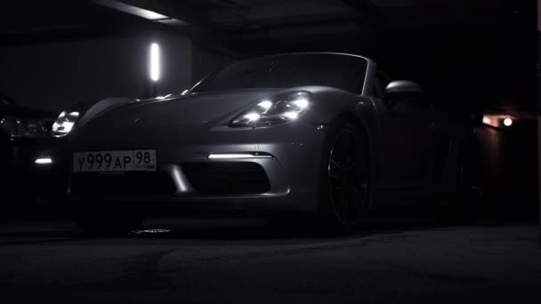 ST. PETERSBURG, RÚSSIA - 12 DE DEZEMBRO DE 2020: Silver Porsche 718 Boxter fica no estacionamento luzes traseiras close-up — Vídeo de Stock