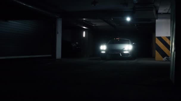 ST. PETERSBURG, RUSSLAND - 12. DEZEMBER 2020: Silberner Porsche 718 Boxter steht auf dem Parkplatz Rückleuchten in Großaufnahme — Stockvideo
