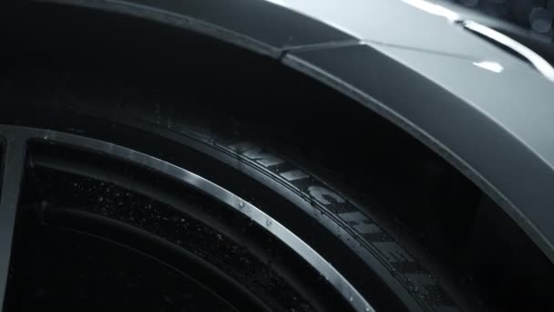 ST. PETERSBURG, RUSKO - 12. prosince 2020: Michelin Wheels on a Silver Porsche 718 Boxter — Stock video