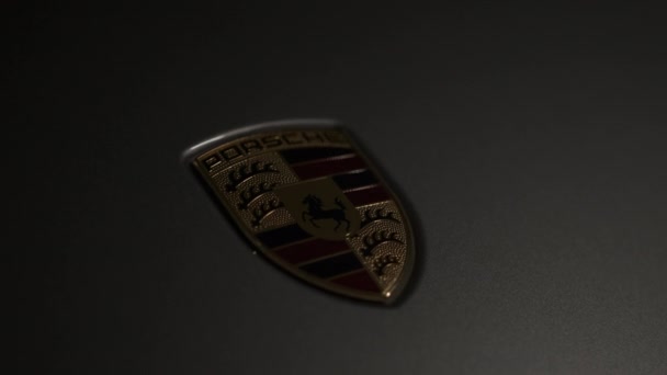 ST. PETERSBURG, RUSSLAND - 12. DEZEMBER 2020: Silberner Porsche 718 Boxter steht nachts unter freiem Himmel, es schneit. Nahaufnahme-Logo — Stockvideo