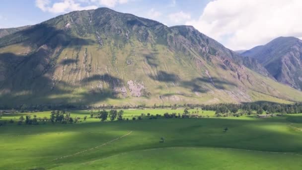Vue montagneuse calme et paisible. Images de drones. — Video