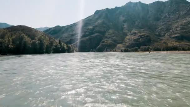 Imagens da AERIAL. Vista deslumbrante do lago rodeado por floresta e montanhas — Vídeo de Stock