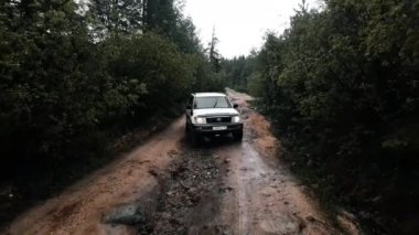 ALTAI, RUSSIA - 29 Haziran 2021: Altai 'deki yağmurdan sonra kara kruvazörü 70 off-road' a indi.