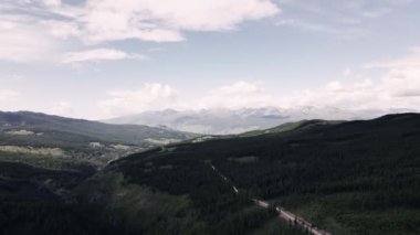 Bulutların altındaki dağ sırasının beyaz karlı zirveleri. Altai Dağları 'nın en yüksek noktası Belukha Dağı. 4k görüntü