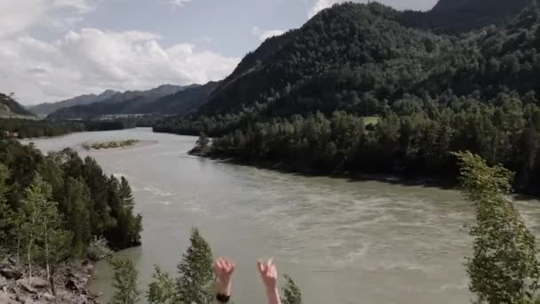 A menina levanta as mãos e abre uma visão do rio em Altai no verão. — Vídeo de Stock