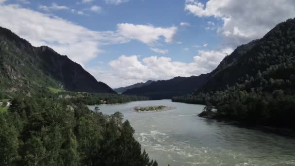 Vista panorámica del río de agua azul y las montañas fuertes. Imágenes de drones — Vídeos de Stock