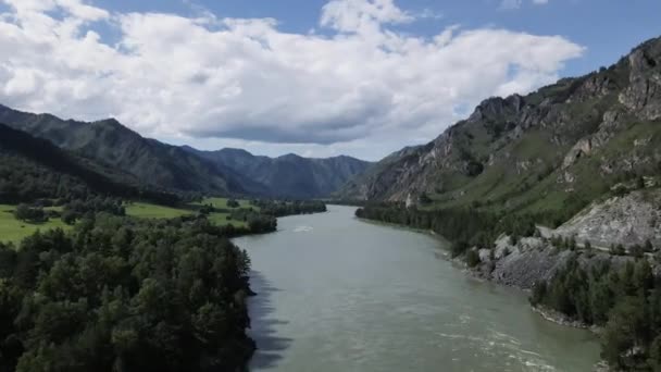 Vista panorámica del río de agua azul y las montañas fuertes. Imágenes de drones — Vídeos de Stock