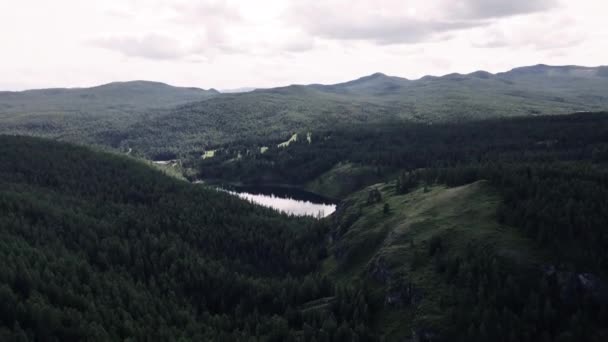 Kayalık dağlar arasındaki göle bak. Güzel manzara — Stok video