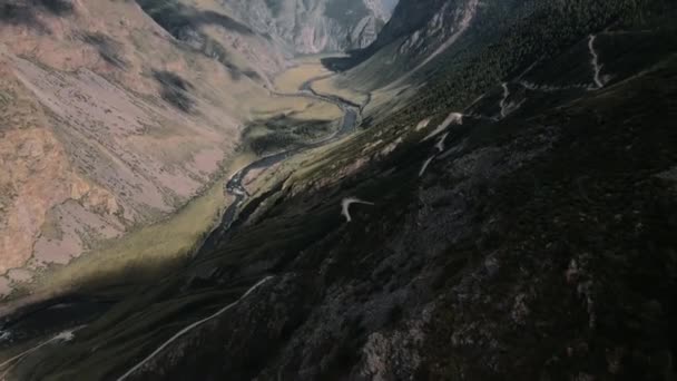 Вид с воздуха на перевал Кату Ярык и долину реки Чулышман, Республика Алтай, Россия — стоковое видео