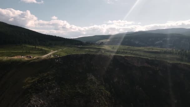 チューリシュマン川のカトゥ・ヤリク峠と渓谷の空中風景,アルタイ共和国,ロシア — ストック動画