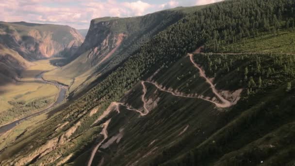 Katu Yaryk bergpas met de rivier van Chulyshman stroomt in de vallei. Altai Republiek, Rusland — Stockvideo