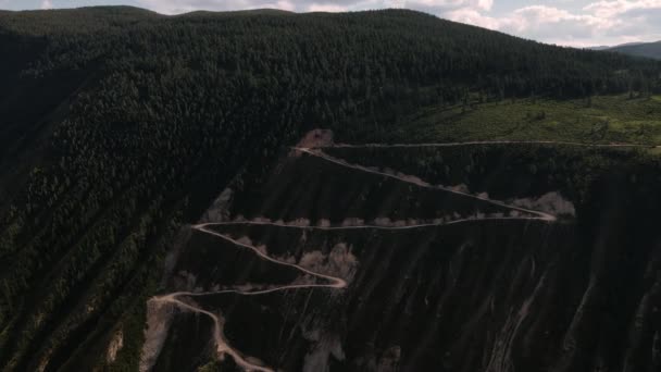 空を飛ぶドローンからのパノラマビューカトゥ・ヤリク山峠,チューリシュマン川渓谷,ロシア — ストック動画