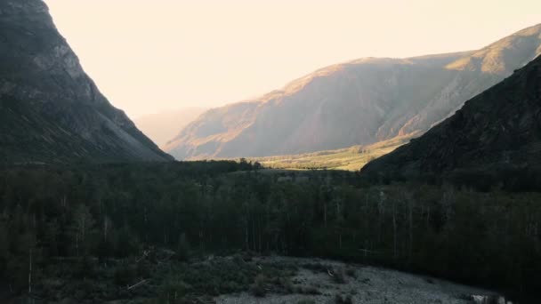 Una pintoresca vista del río que está entre las montañas en el desfiladero. Altai. — Vídeos de Stock