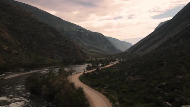Volando sobre el río entre las montañas en el desfiladero. Altai. — Vídeos de Stock