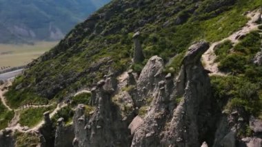Chulyshman Dağı nehir vadisi ve mantar kayası, Altai Cumhuriyeti, insansız hava aracı uçuşu, Rusya